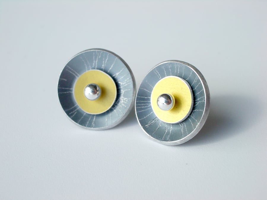 Circle earrings studs in grey and yellow