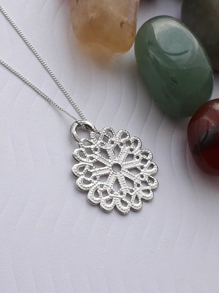 Snowflake design pendant necklace