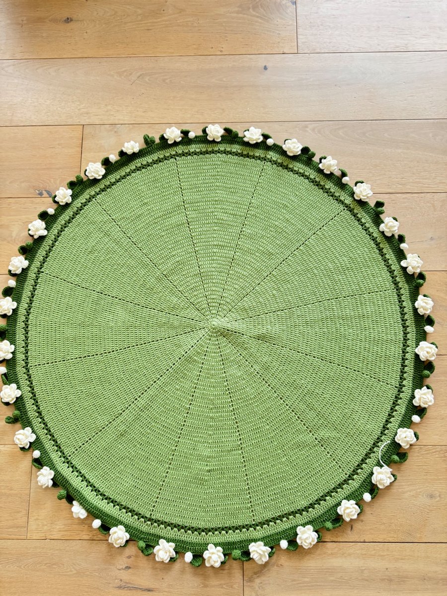 Crochet blanket with 30 Jasmines 