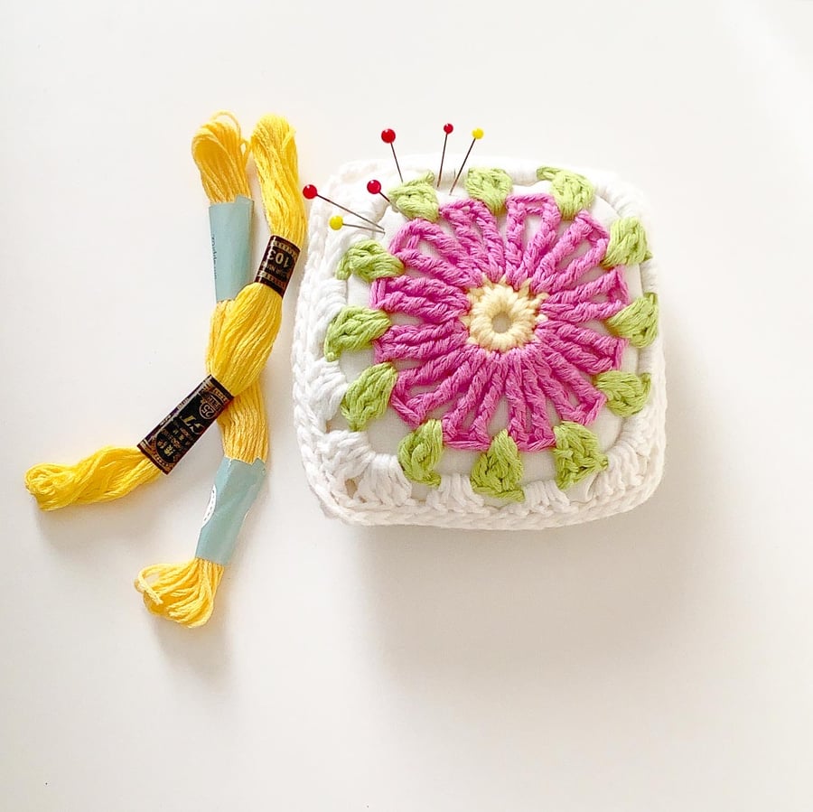 Crochet sunburst pincushion, organic cotton pincushion 