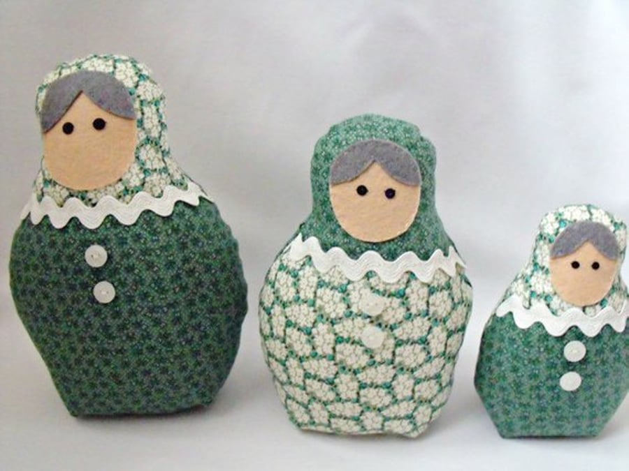 green graduated russian matryoshka nesting display art dolls, 7, 6, 4.5 inches
