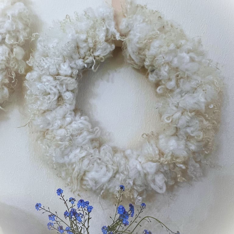 Pure wool wreaths for sustainable Christmas decor and cosy interior
