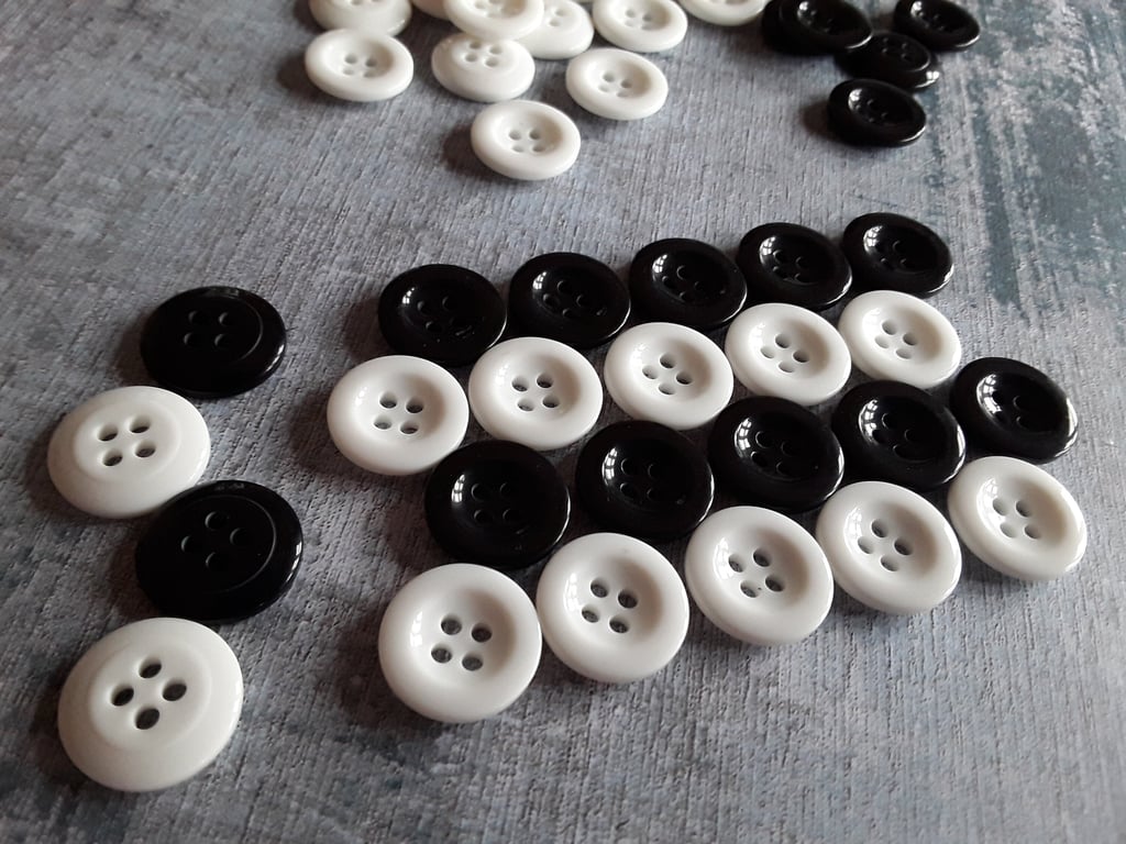 14.5mm 23L Classic FLY Buttons Black and White