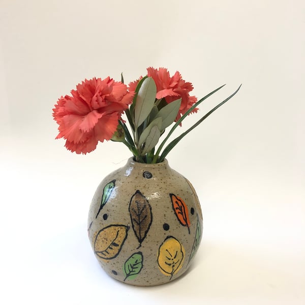 SMALL ROUND VASE IN BUFF CERAMIC WITH PRETTY LEAF DESIGN