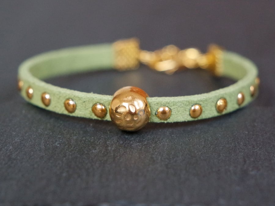 Hammered bead bracelet - light green gold faux suede