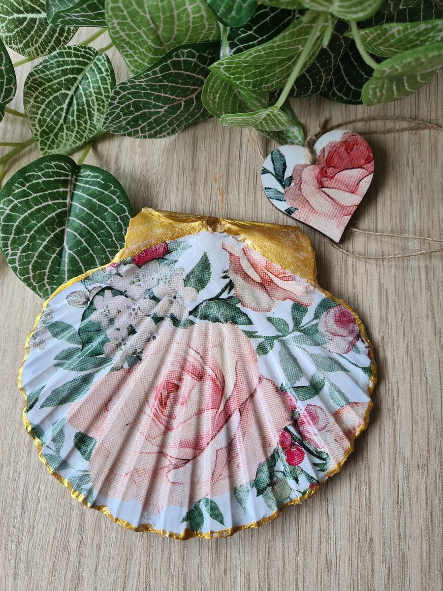 Scallop shell trinket dish rose design with gift tag home decor