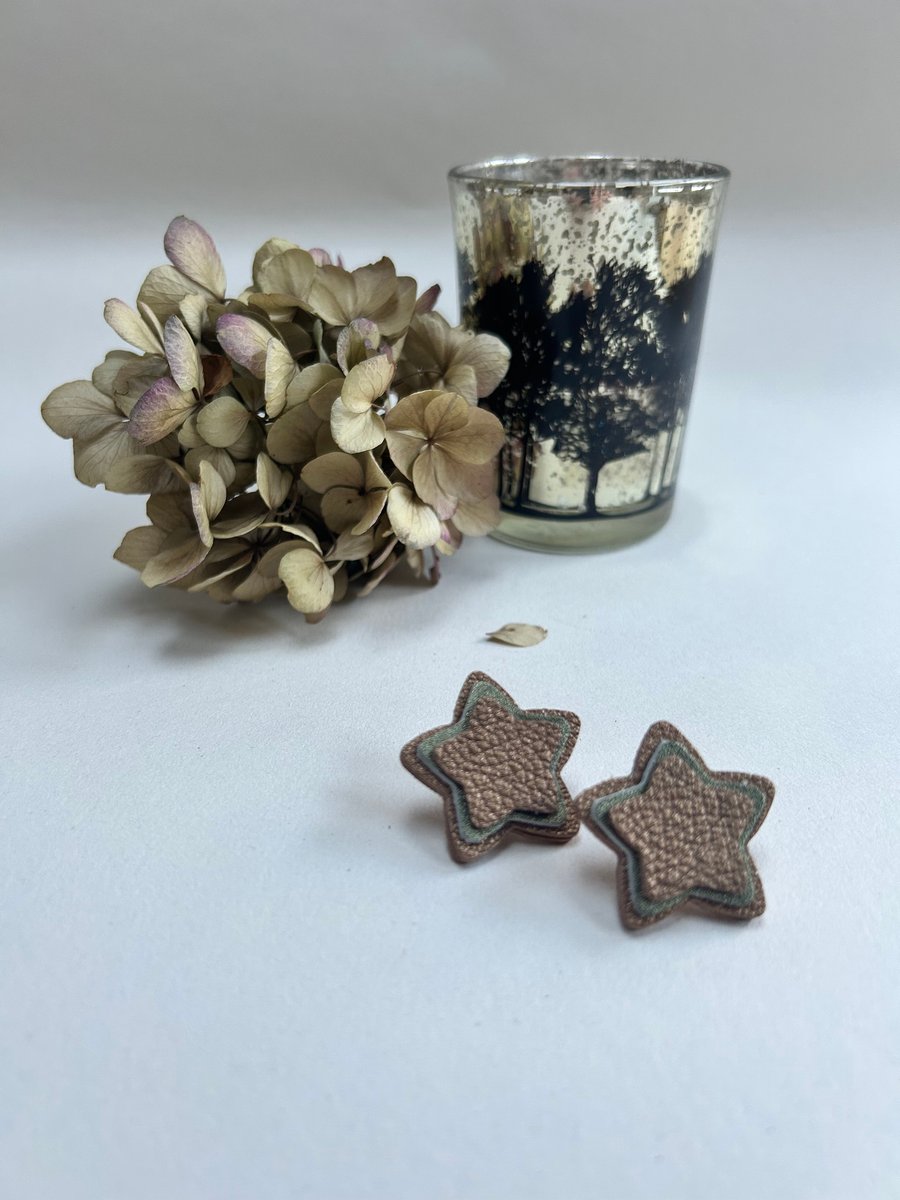 Star earrings made from bronze and green leather