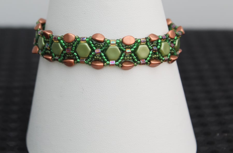Green and copper seed beaded bracelet with magnetic clasp