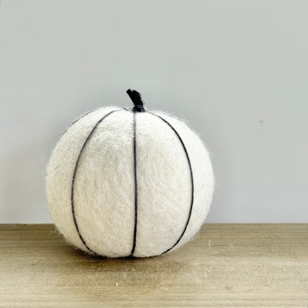 SALE 2026 - WOOL FELT PUMPKIN DECORATION - large ecru