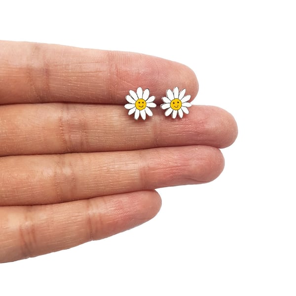 Tiny Daisy Stud Earrings - Handpainted - Flower Earrings