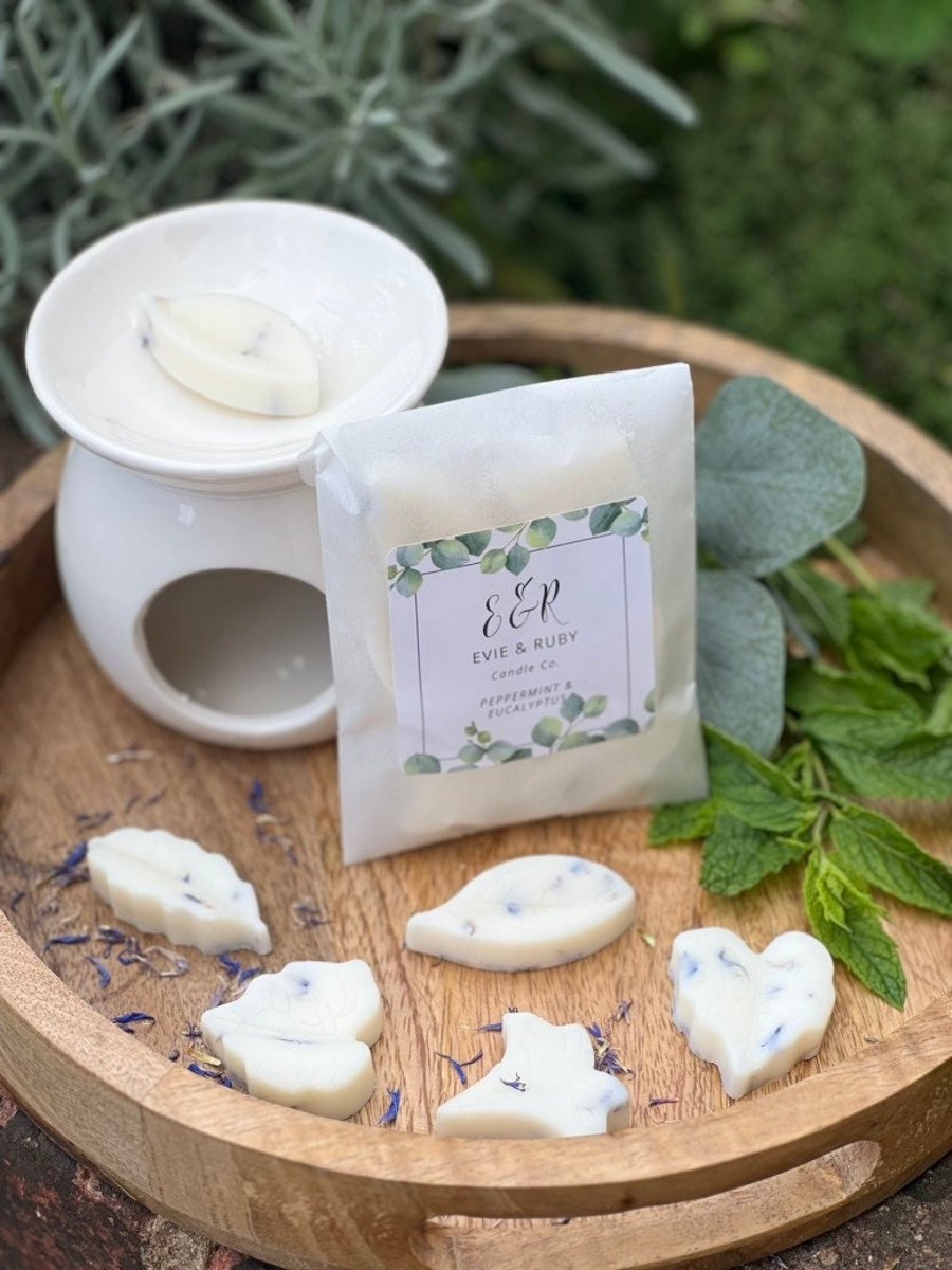 Peppermint & Eucalyptus scented soy wax melts. Pack of 6 melts