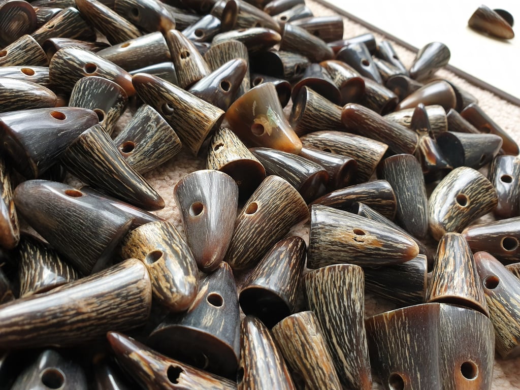 38mm 1 & 1 2 inch Real Horn Brown Toggle 1st quality.