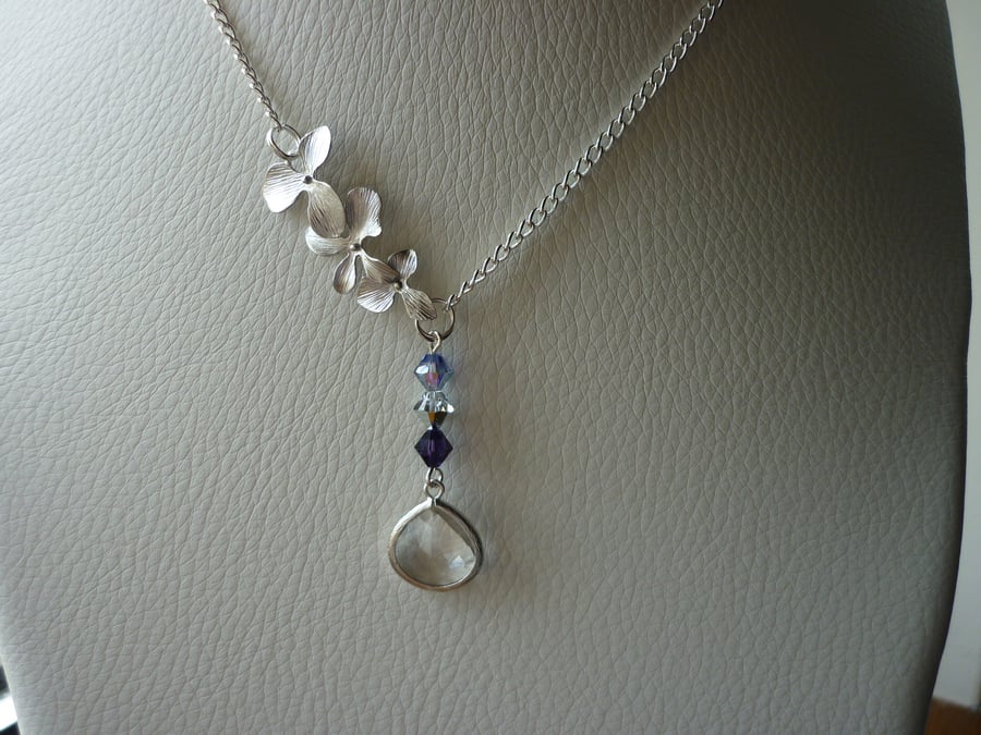 CRYSTAL AND LILACS FLOWER NECKLACE.  539