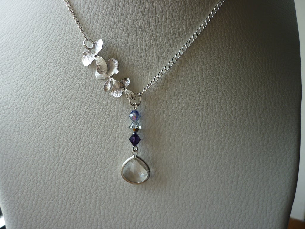 CRYSTAL AND LILACS FLOWER NECKLACE.  539