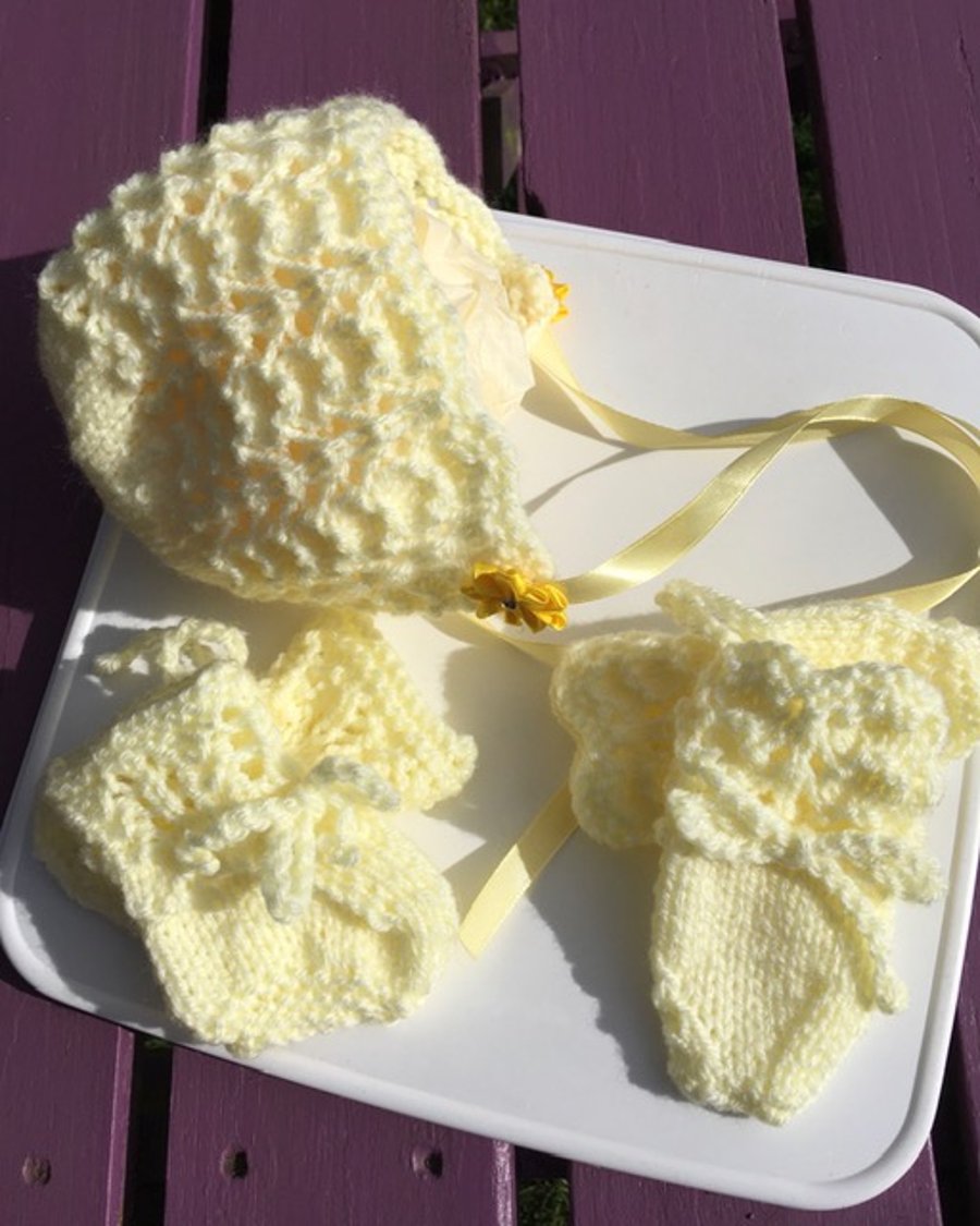 BABY BONNET 0-3 mths with MITTENS AND BOOTEES