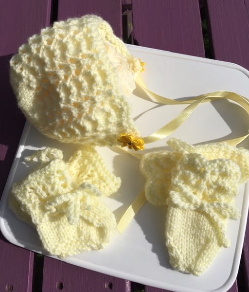 BABY BONNET 0-3 mths with MITTENS AND BOOTEES