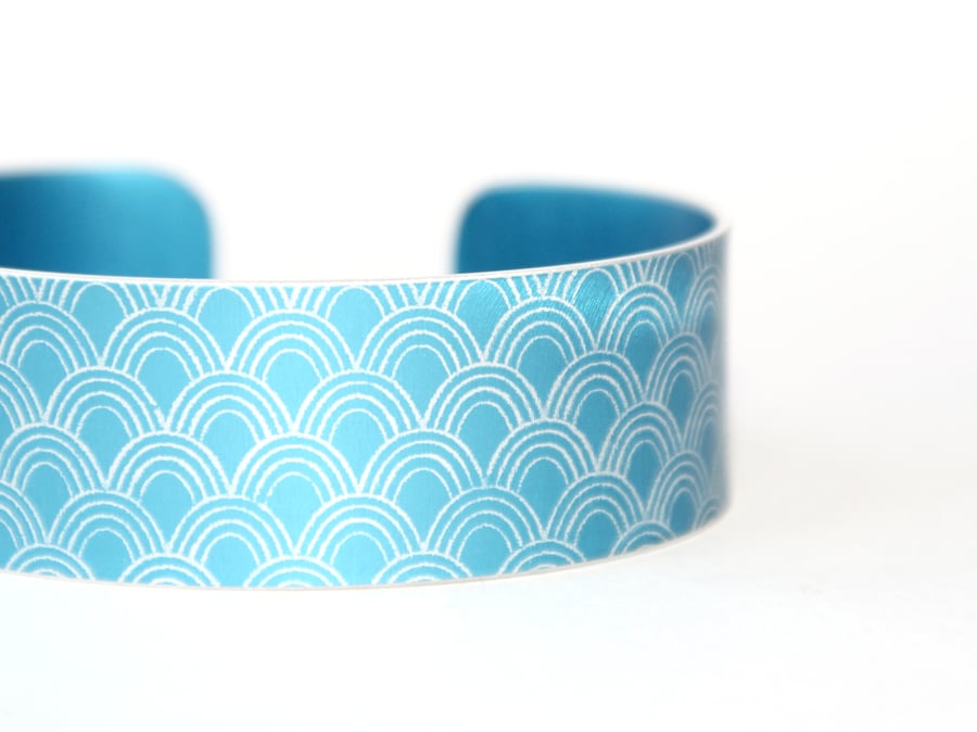 Scallop pattern aluminium cuff blue