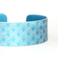 Scallop pattern aluminium cuff blue