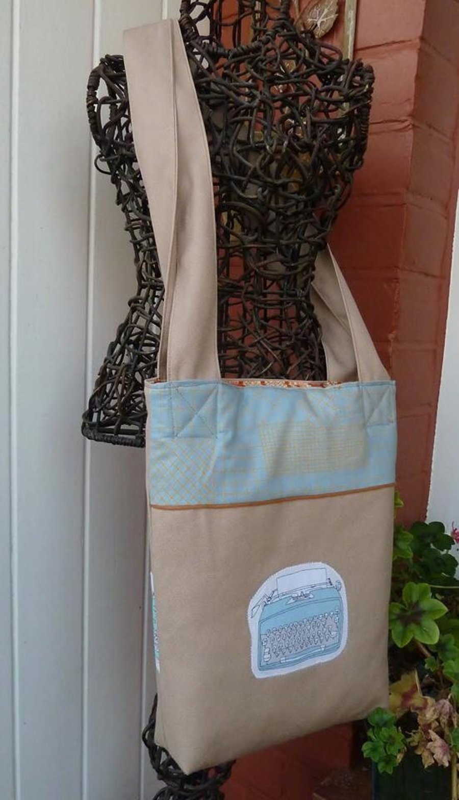 Notebook case carrying bag. Long handled, applique detail and fully lined.
