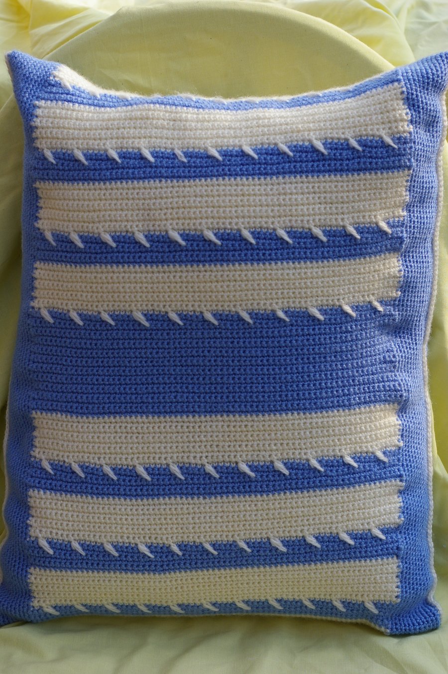 Cushion crochet blue and white