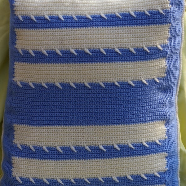 Cushion crochet blue and white