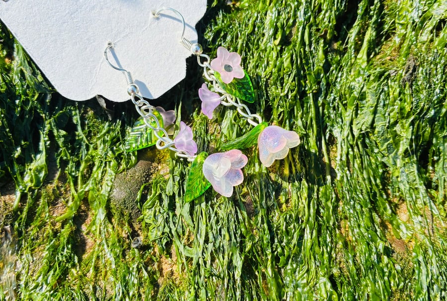 Very pretty & delicate drop lilac earrings 