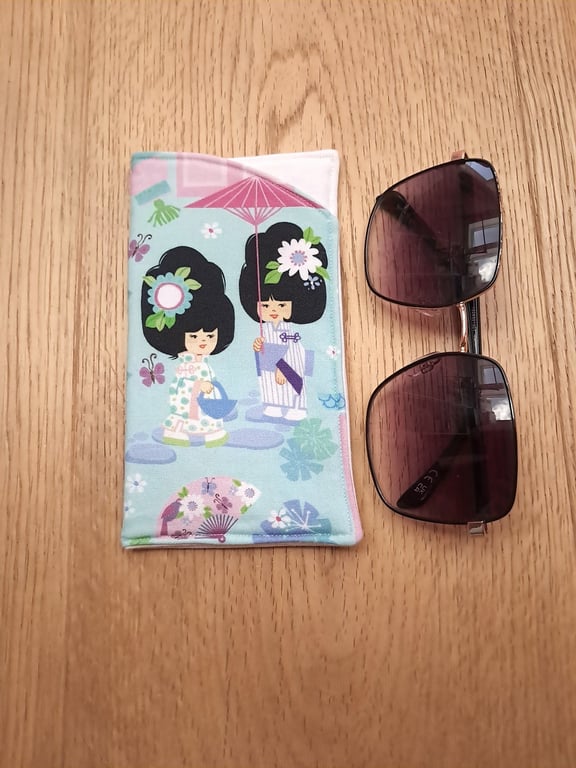 Japanese geisha themed padded glasses case