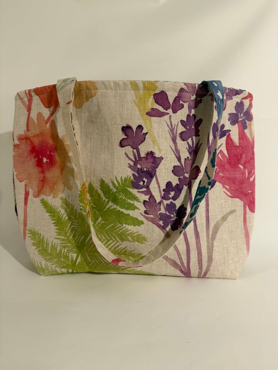 Flowers and ferns A tote bag with a fully zipper closure 