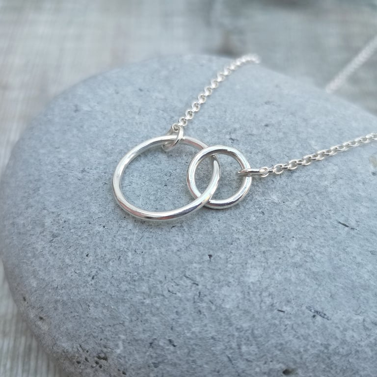 Sterling Silver Linked Circle Necklace - JBJ2030