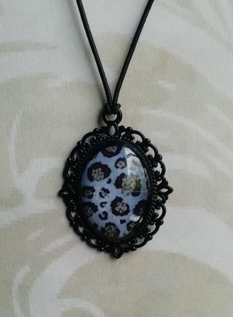 Black and white patterned pendant 