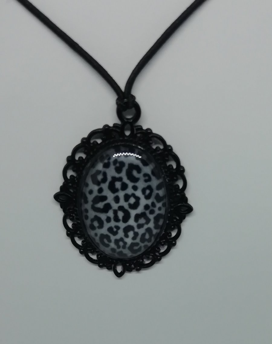 Leopard  patterned pendant 