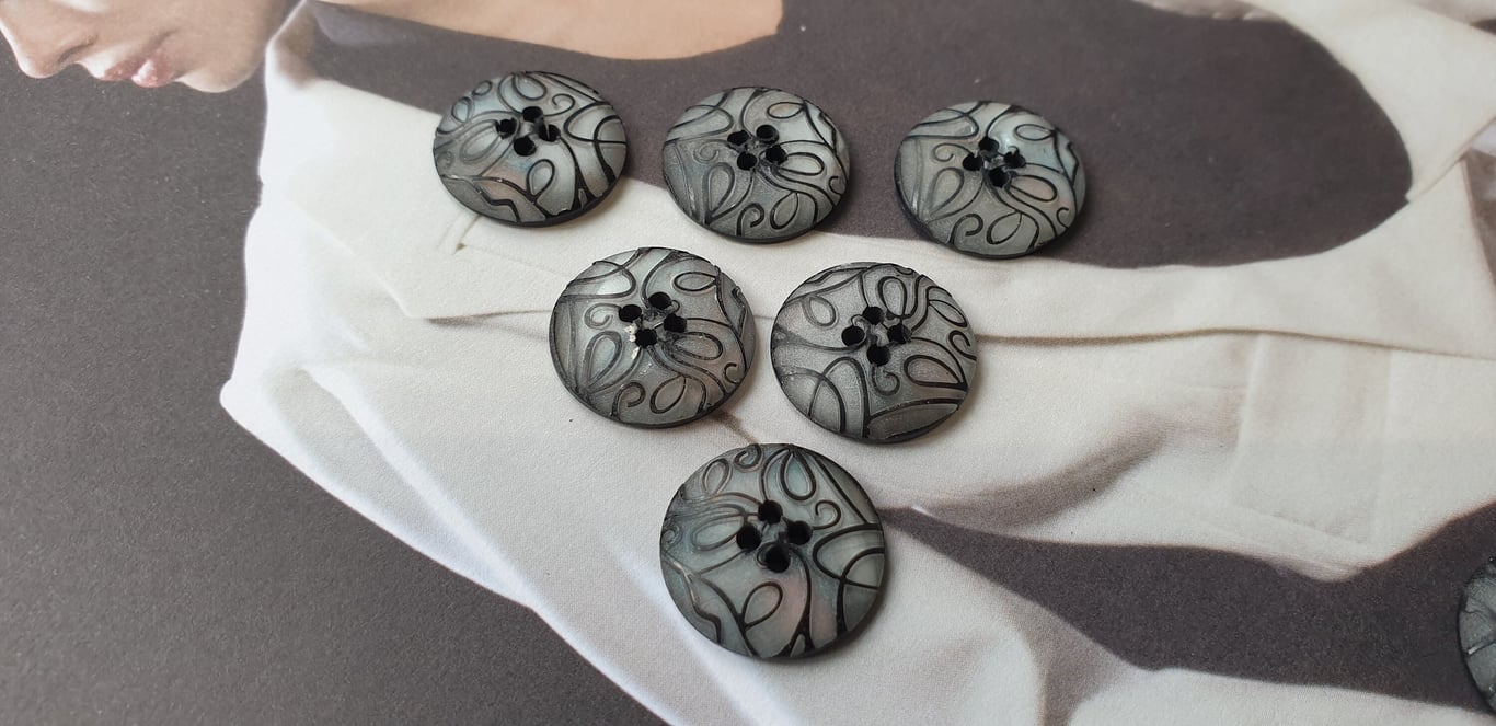 18mm 11 16" 28L,almost 3 4" Grey Black polyester Buttons Italian 1990's