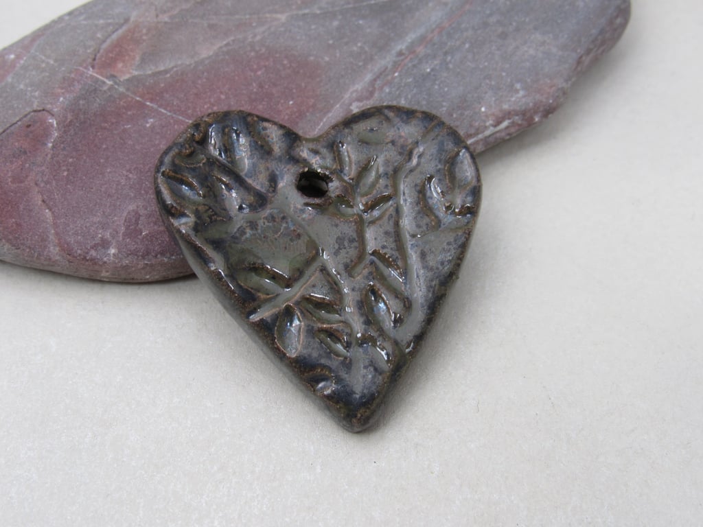 Medium Obsidian Leaf Texture Heart Shaped Ceramic Pendant
