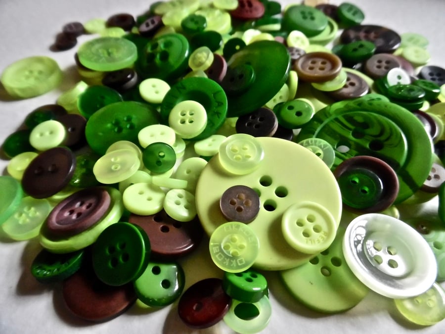 Bumper Bag of 650 Resin Mixed Size GREEN craft Buttons