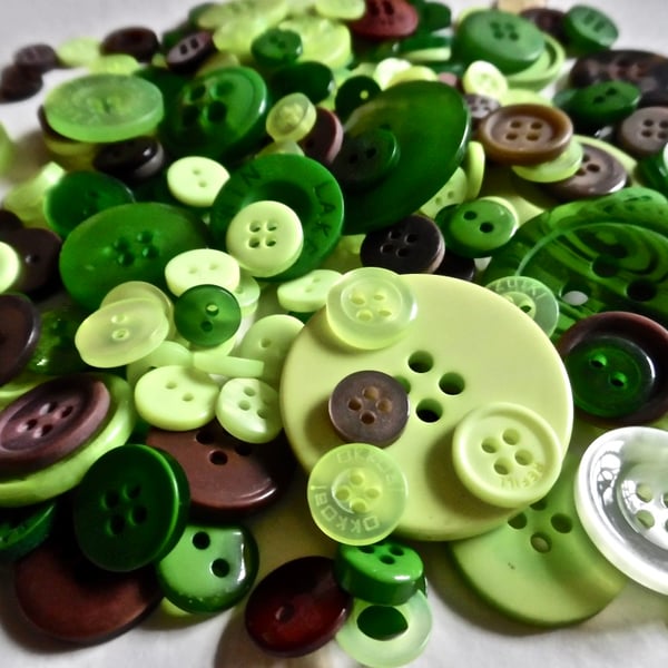 Bumper Bag of 650 Resin Mixed Size GREEN craft Buttons