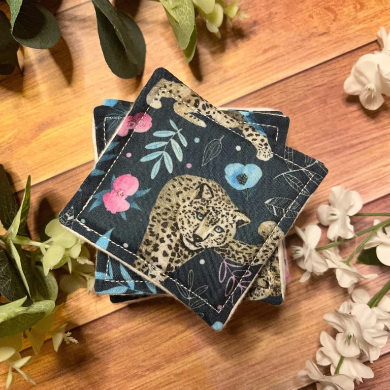 Snow Leopard Mini Skincare Giftset Reusable Skincare Pads and Washbag Giftset, m