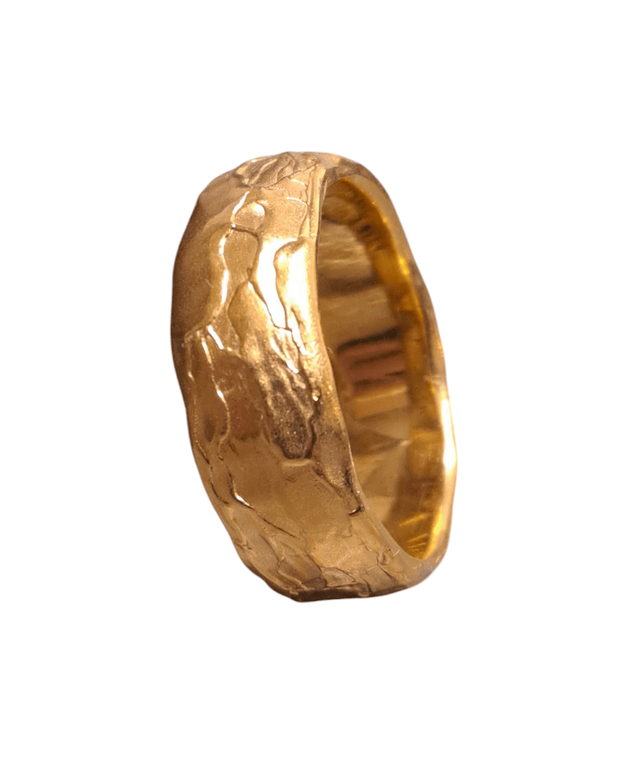 7mm wide wedding ring in 18ct molten gold