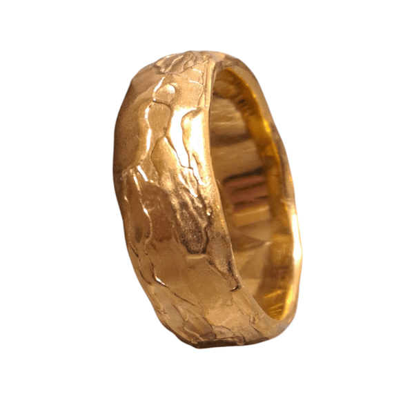 7mm wide wedding ring in 18ct molten gold