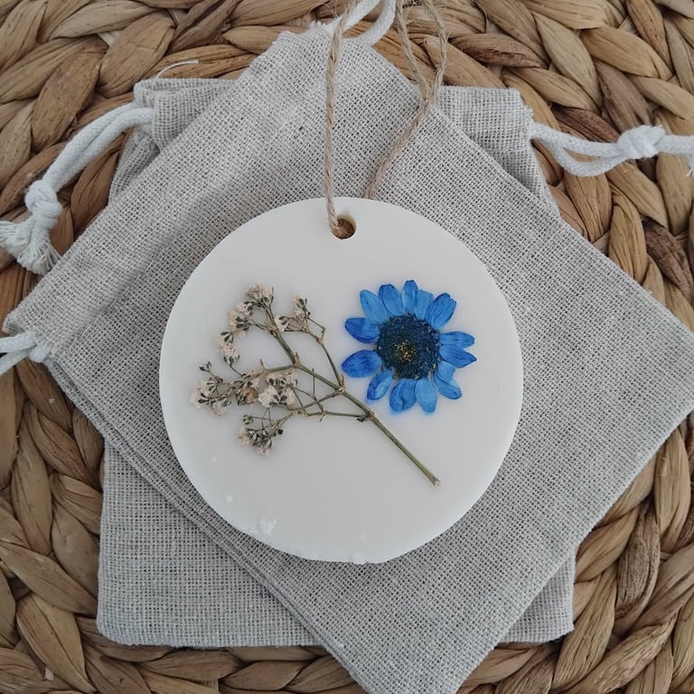 Fresh Linen vegan soy wax melt decorated with dried flowers