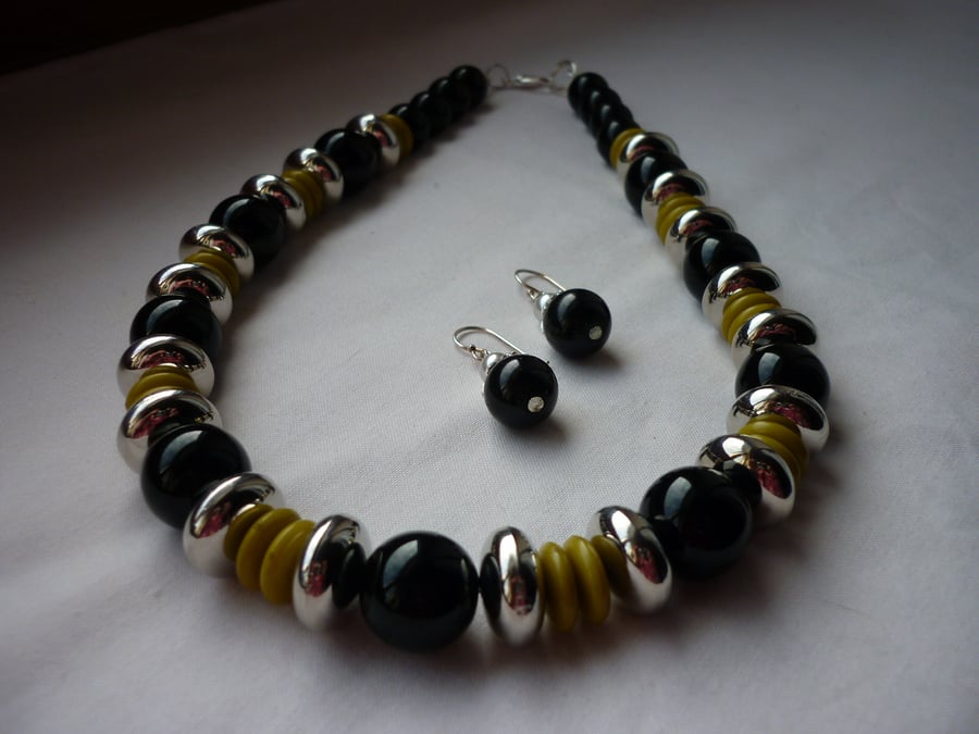LIME GREEN, BLACK AND SILVER CHUNKY NECKLACE, FREE MATCHING EARRINGS. 918