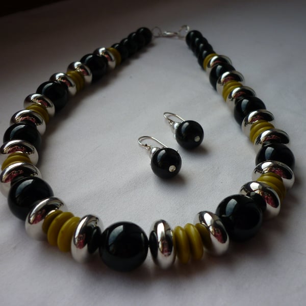 LIME GREEN, BLACK AND SILVER CHUNKY NECKLACE, FREE MATCHING EARRINGS. 918