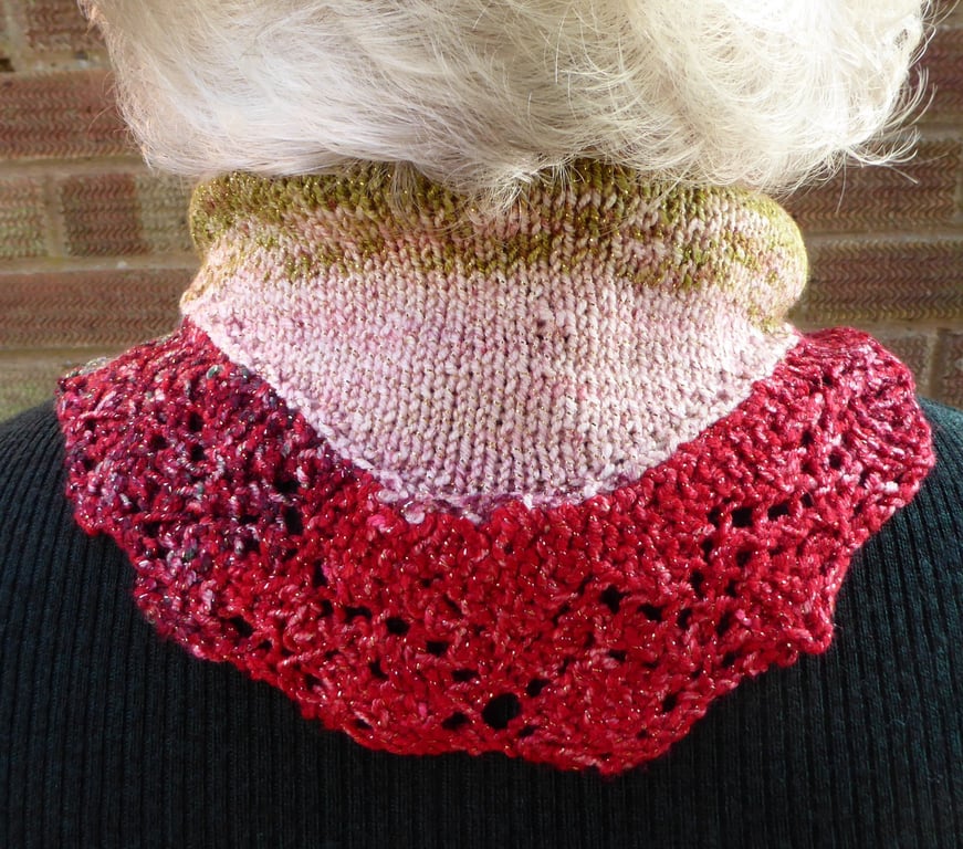 Triangular neck warmer