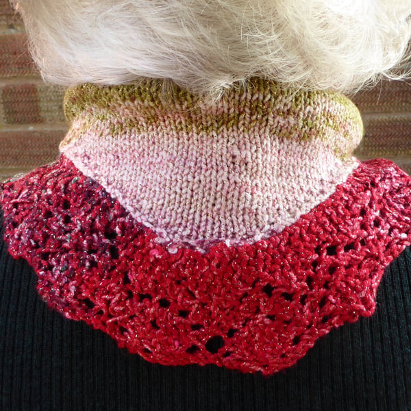 Triangular neck warmer