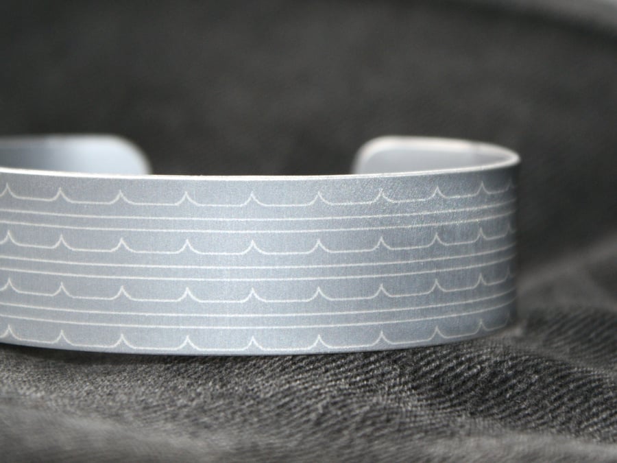 Geometric waves pattern cuff bracelet grey