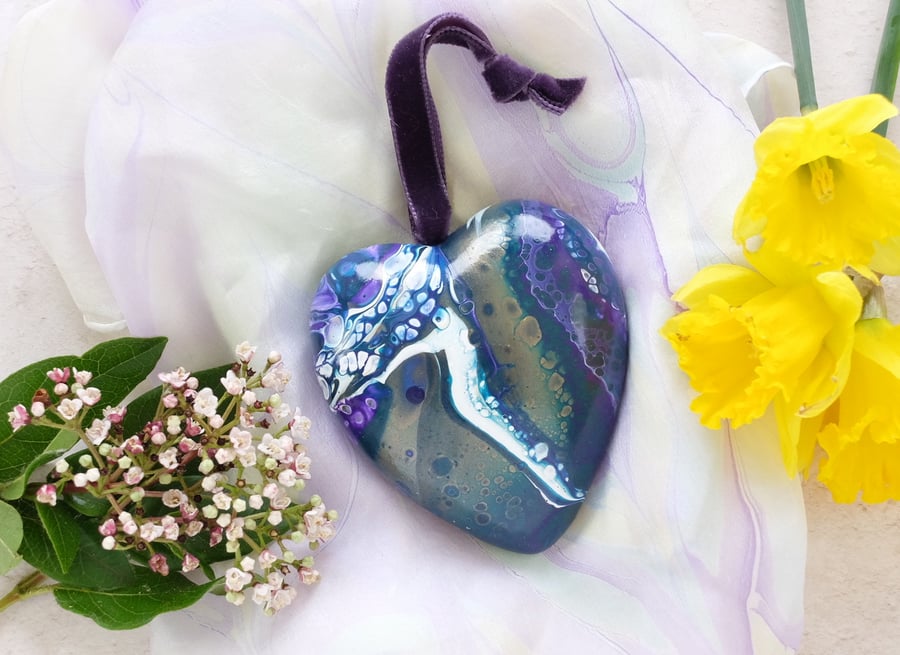 Acrylic pour ceramic heart decoration alternative Valentine's 