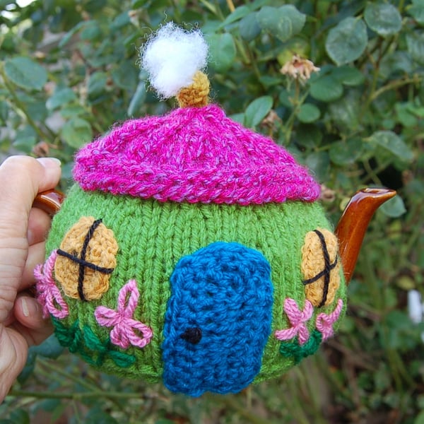 Knitted tea cosy -  Country cottage design to fit a one or two cup teapot