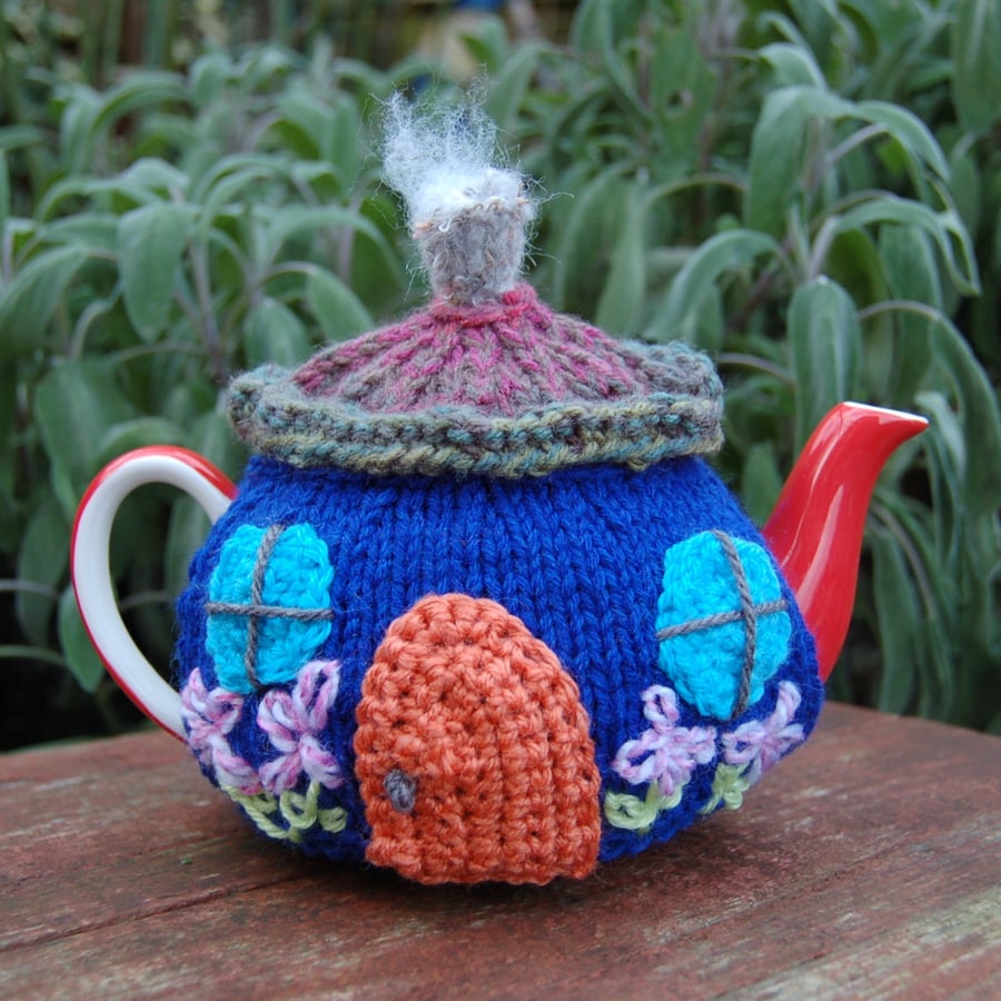 Knitted tea cosy -  Country cottage design to fit a one or two cup teapot