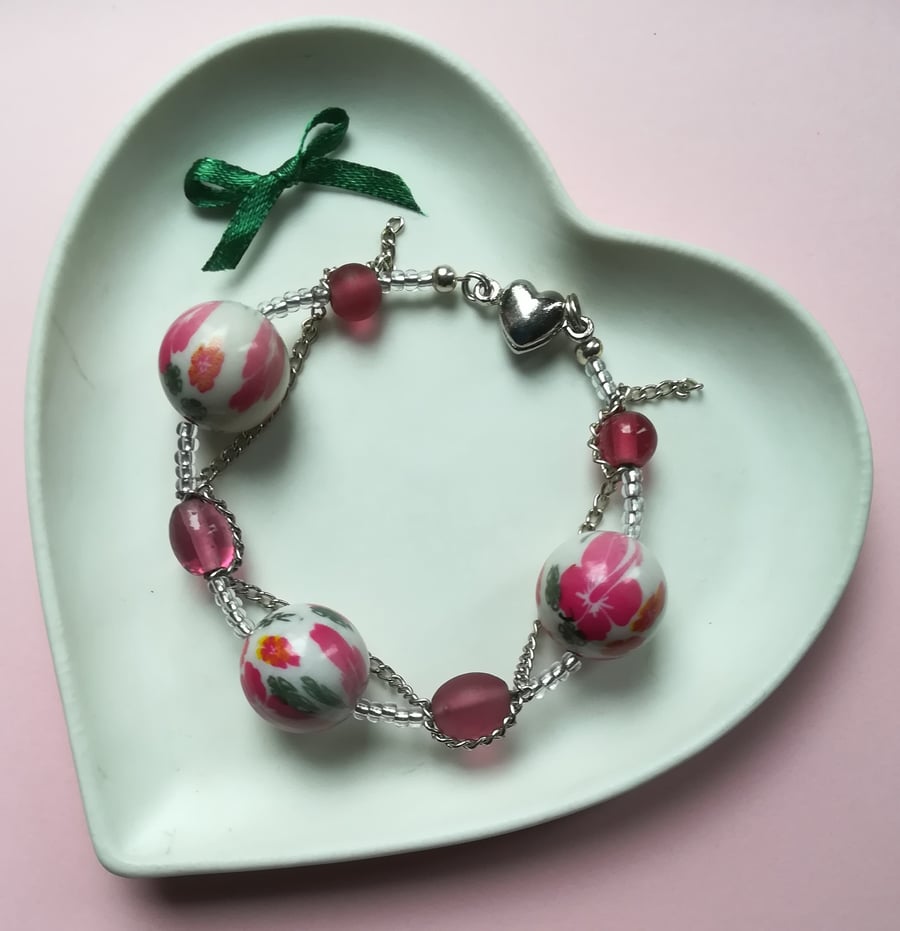 Pink and Green flower beads bracelet with interwoven chain.