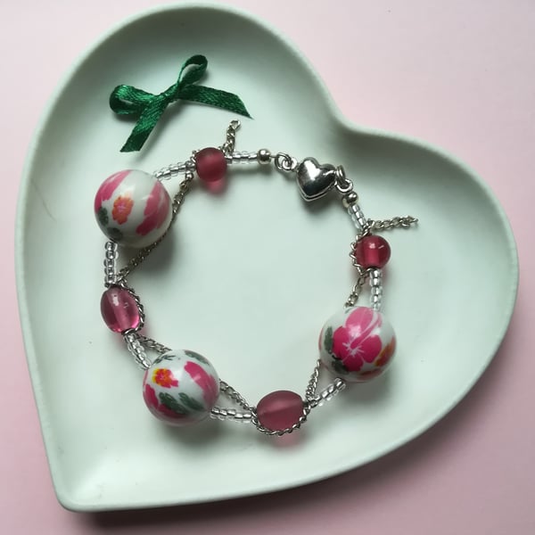 Pink and Green flower beads bracelet with interwoven chain.