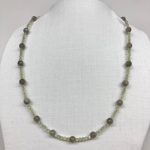 Women’s Gemstone Necklace in Faceted Labradorite and Faceted Serpentine Beads